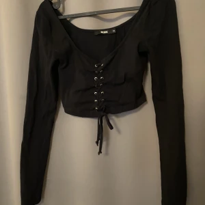 Snygg top - Jättefin top från bikbok med snörning och detaljer på framsidan. Aldrig använd 