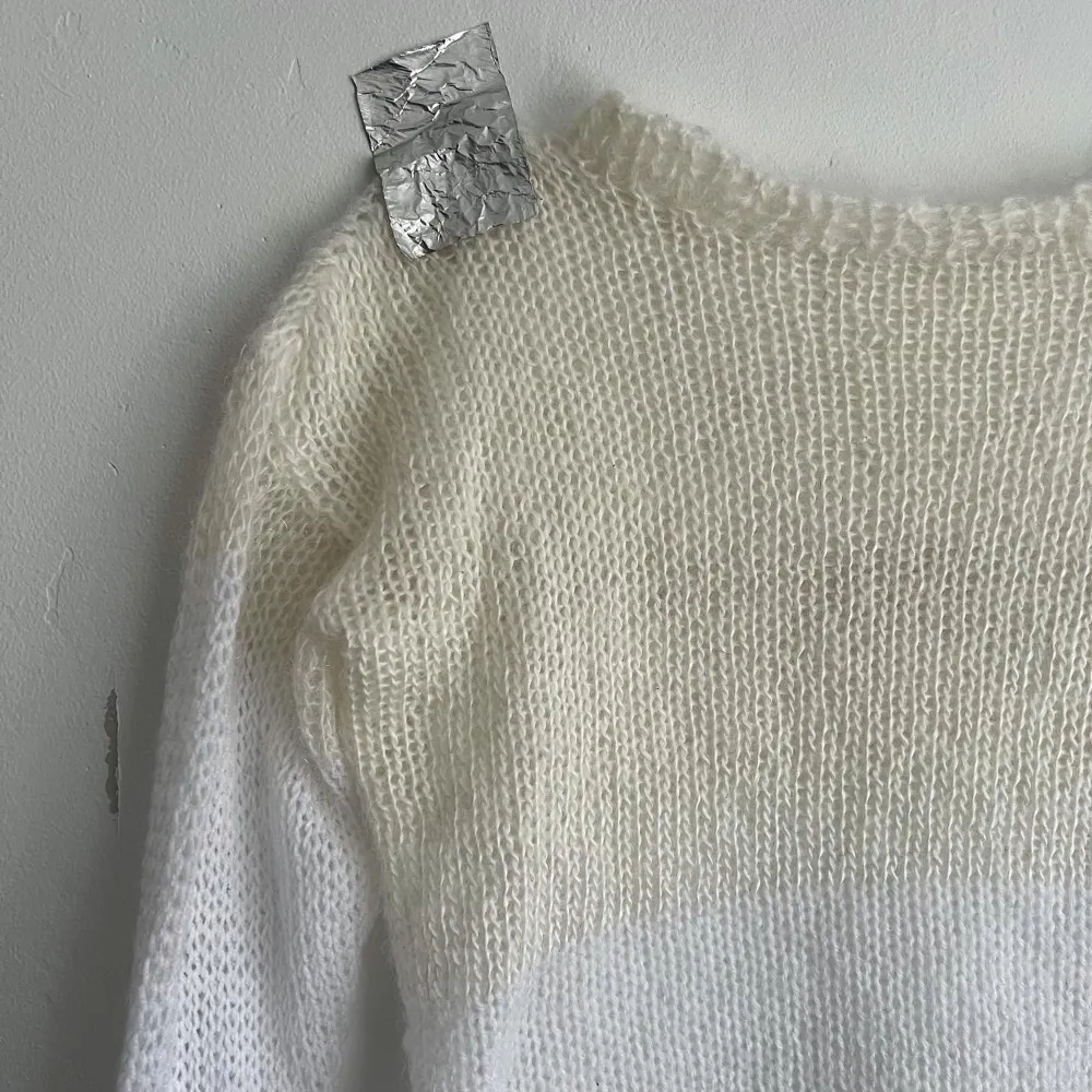 Handstickad tröja i secondhandfyndat vitt garn i olika nyanser och material (bomull, mohair, ull och akryl) storlek s-m. Toppar.