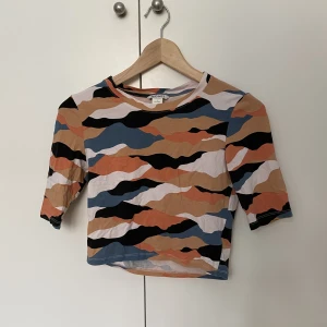 Topp frpn Monki - Topp från Monki, strl S i lite stretchiga material. Använd max fem gånger så i väldigt gott skick!