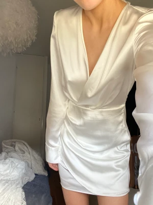 SATIN KLÄNNING - Säljer denna klänning från Zara som är helt oanvänd (endast testad på) så den är som ny!!!