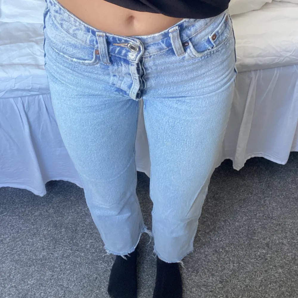 Ljusblå jeans från zara, kortare modell💕 storlek 32 men skulle säga att det passar bättre på mig som vanligtvis har 34!. Jeans & Byxor.