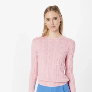 Rosa stickad tröja - JÄTTE fin tröja verkligen! Passar inte mig tyvärr satt jag säljer den. Vet inte original pris. LITE trånga men de är stretchiga satt det funkar ❤️ även trendigt just nu! Passar även xxs-m 