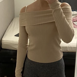 Of shoulder tröja  - En jättefin beige of shoulder tröja som inte längre används ☺️Storlek xs har jag för mig 