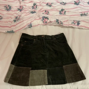 Grön kjol - Säljer denna jättefina kjolen med coola detaljer som får kjolen att se elegant o unik ut! Klicka på ”köp nu” eller hör av dig vid intresse eller frågor! <3