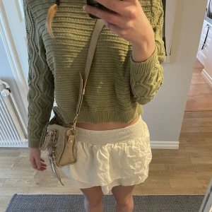 Blommig grön stickad tröja - Jättesöt mönstersydd tröja i en fin grön färg. Perfekt till sommaren.