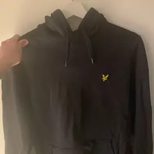 Snygg Lyle scott hoodie skick 7/10 den har tyvärr blivit för lite för mig det är darför jag säljer den