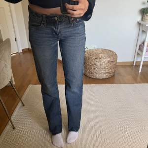 Jättesnygga jeans ifrån weekday i modellen Arrow. Är ursprungligen strl 26/34 men är avklippa ca 2 cm längst ner. Fint skick.