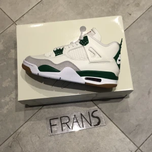 Jordan 4 Sb Pine Green - Helt nya Jordan 4 sbs. Köpta på Snkrs. Har kvitto. Storlek 37,5. Kan mötas upp i Stockholm!