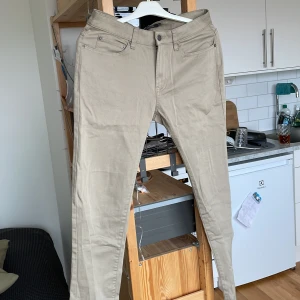 Beige jeans - Beiga brallor från Dressmann storlek 31/30. Knappt använda