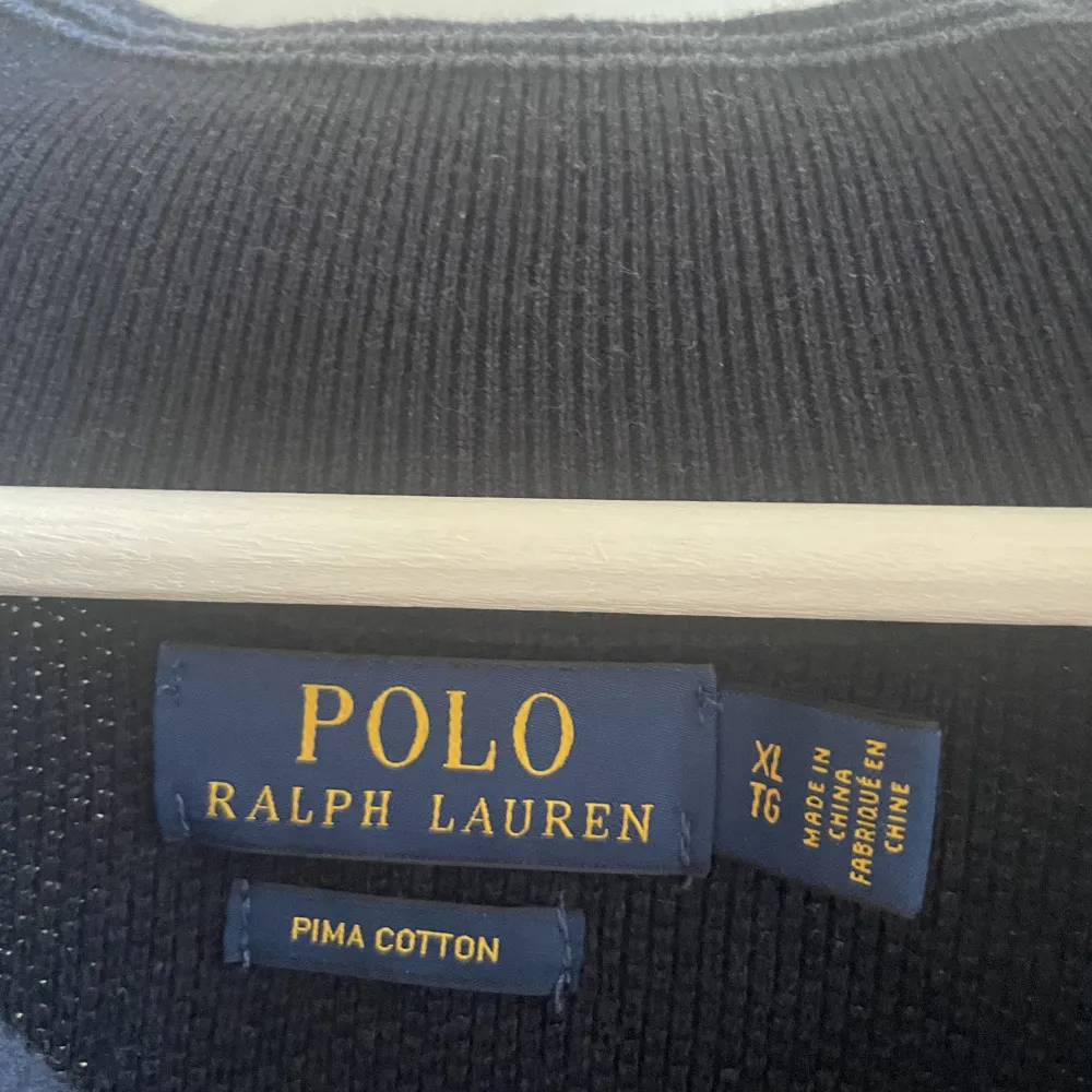 Hej, säljer min Ralph lauren tröja, eftersom jag inte använder den, storlek Xl men liknar en vanlig L, nypris 1400, skick 8/10, hör av er vid frågor . Stickat.