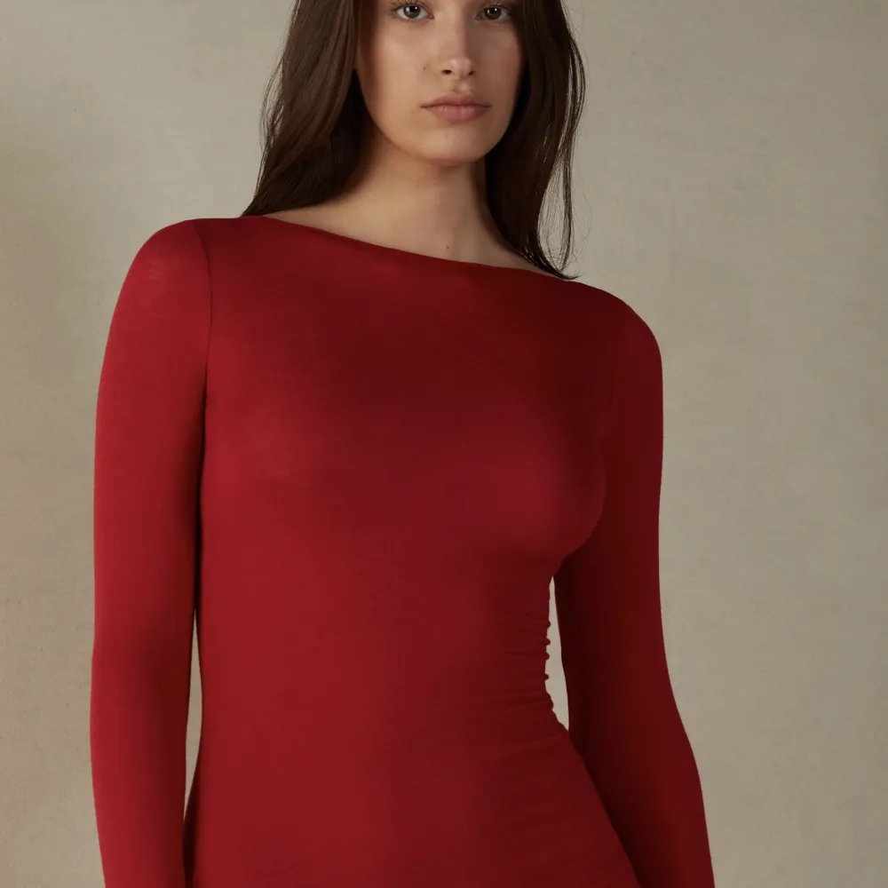 Jätteskön röd intimissmi tröja, men gör en intressekoll då den aldrig kommit till användning. Helt i nyskick och nypris ligger på 430kr, därav kan jag tänka mig att sälja för 350. . Toppar.