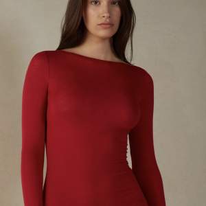 Jätteskön röd intimissmi tröja, men gör en intressekoll då den aldrig kommit till användning. Helt i nyskick och nypris ligger på 430kr, därav kan jag tänka mig att sälja för 350. 