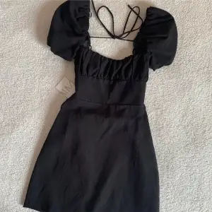 Säljer denna klänningen från zara❤️ aldrig använd men lappen är nu avklippt❤️(lånad bild)