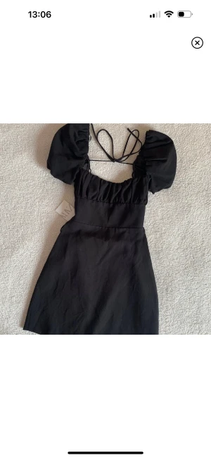 Klänning zara - Säljer denna klänningen från zara❤️ aldrig använd men lappen är nu avklippt❤️(lånad bild)
