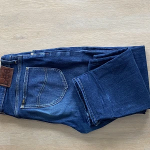 Leejeans - Ett par Leejeans i modellen rider. De är ganska slitna vid hälarna och vid sömmarna men annars inga stora fel