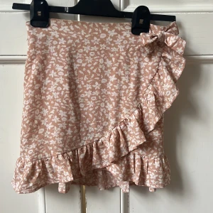 Rosa sommar kjol 💗 - En jättefin rosa kjol i jättebra skick. 