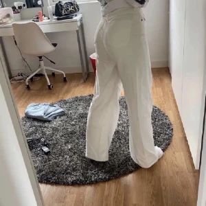 Mid waist Jeans - Jeans med medelhög midja, från NAKD. Använda ett fåtal gånger bara och inget synligt täcken på använding. Superfina nu till våren💓