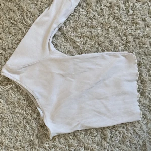 Gina topp - Säljer en snedskuren topp från Gina i storlek xxs!💕