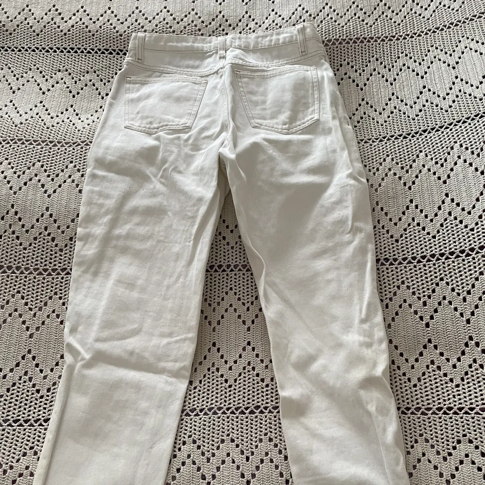Oanvända vita jeans från Mango. De är i storleken 36, men skulle nog påstå att de är mera som 34.. Jeans & Byxor.