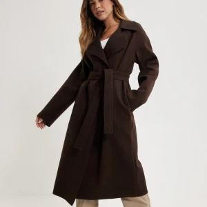 Brun kappa Nelly - Säljer min bruna kappa från Nelly. Max använd 2 gånger, ser ut som  ny.  Ord pris: 999 kr  