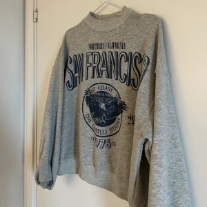 Sweatshirt  - Tjocktröja från Bershka. Fint skick. Knappast använd. Pris kan diskuteras.