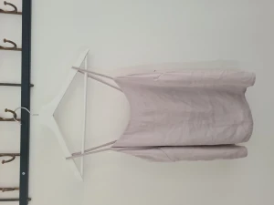 Linne stl M - Fint lunne från HM. stl M men passar även S för lite slappare fit.  Nytt med lapparna kvar.   Sommrigt och fint i en ljus lila/rosa färg.  Nypris 149:-