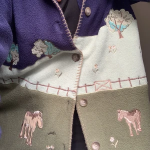 Mjukiströja - Gullig tjocktröja i bomullstyg, bra skick väldigt mjuk🫶🏻