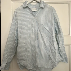 Oversized randig skjorta - Ljusblå, randig skjorta från MONKI. Använd ett fåtal gånger, ingenting att anmärka på. Storlek S. 