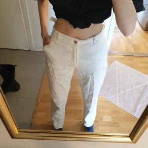 Vita cargo pants - Ett par vita, högmidjade cargopants som varit så älskade men nu ska få vandra vidare 🌸🌸  Det står storlek 40 men de sitter perfekt på mig som brukar ha 36. Ledsen för skrynkliga haha :( Lågt pris pga smååå fläckar som knappt syns (kan skicka bild)