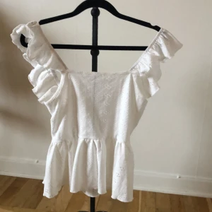 Vit topp - Vit somrig topp i nyskick.