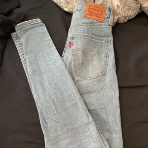 Levi’s jeans - Levi’s jeans. Storlek 24. Som en XS. I bra skick, hela och fina. Blå/grå Säljes pga att dom tyvärr är försmå.