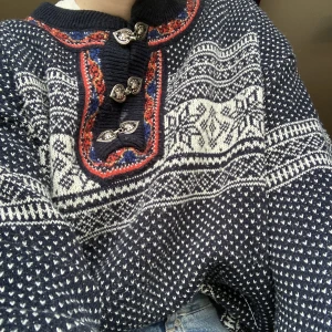 Lusekofta - Norsk tradinationell lusekofta i jätfint skick. Jättemysig! Storlek L men passar alla beroende på hur man vill att den sitter.