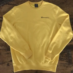 Champion sweater gul - Använd 2-3 gånger så den är i väldigt fint skick. Klargul färg. Stl L men sitter som en M. Unisex modell.