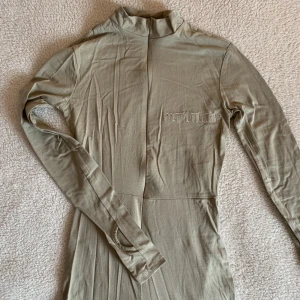 JUMPSUIT/CATSUIT PLT - Nu kommer min samling av jumpsuits/catsuits, häng med 🌻 Denna är svart och har dold dragkedja framtill och hål till tummarna. Passar XS/S. Inga anmärkningar förutom att den är lite skrynklig, aldrig använd. Se gärna produktbild. 🌻