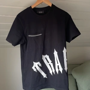 Trapstar T-shirt - Använt fåtal gånger den den är för stor. Köpt för 99 £ (1008kr) Ny pris. Storlek xs med passar S också. Väldigt fet tröja och jag säljer bara riktiga saker.🔥🔥