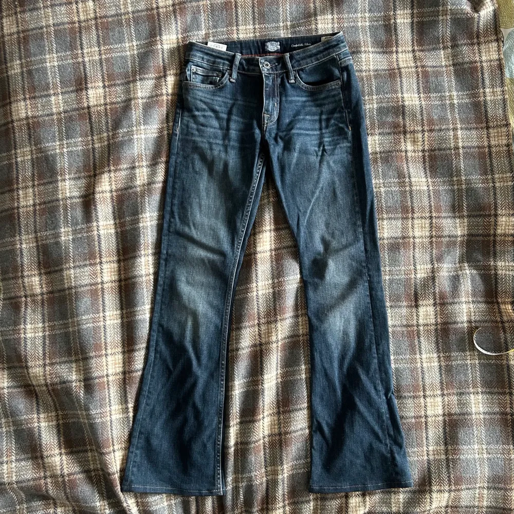 lågmidjade jeans från crocker, lite bootcut i passformen, storlek 26/33. Jeans & Byxor.
