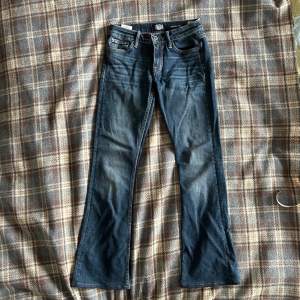 lågmidjade jeans från crocker, lite bootcut i passformen, storlek 26/33