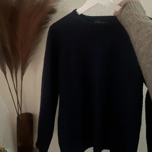Kashmirtröja! (Mörkblå) 100% kashmir - Säljer nu min jättefina mörkblåa kashmirtröja som tyvärr inte kommit till användning lika mycket längre. Den är i storlek M men passar en S också. (Den är inte så stor i storleken)  Tröjan är självklart 100% kashmir! 