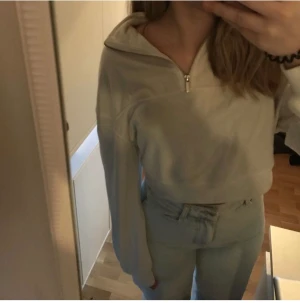 Sweatshirt  - En vit half-zip sweatshirt från h&m, supermjukt och gosigt material inuti. Tyvärr kommer den aldrig till användning längre och den är endast använd ett fåtal gånger, alltså är tröjan i superbra skick!😊 Hör av dig vid intresse eller om fler bilder önskas!