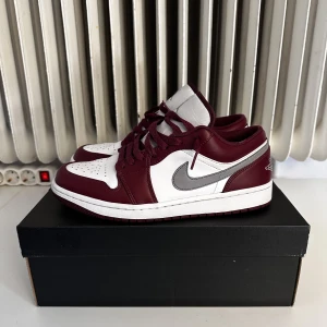 Jordan 1 low Bordeaux  - Jordan 1 low Bordeaux i storlek 43. Införskaffades i julas från Nikes hemsida för 1500 och är nästintill i nyskick, låda tillkommer. Skriv vid eventuella frågor.