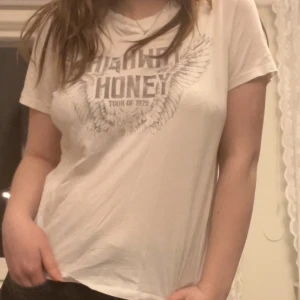 T-shirt - Snygg T-shirt. Hör gärna av dig om du har frågor!