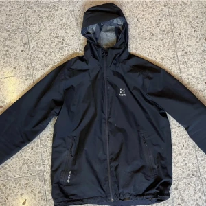 Haglöfs jacka - Haglöfs jacka, gortex. Nypris på 2500 säljer min för 1500 o pris ka prutas. Skick 10/10 ingen som är sönder. tvättas vid köp. (denna modell säljs inte längre