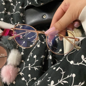 Blåljus glasögon  - Helt nya blåljus glasögon som jag inte har använt. Hjälper när man sitter länge med sin telefon eller dator etc. Den tredje bilden så medföljer den. Köparen står för frakten 