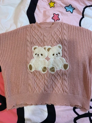 Kawaii tröja - Använd fåtal gånger och är i helt ny skick, kommer från romwe. Skuggan på bilden är bara min mobils skugga och inte någon fläck! 🎀 