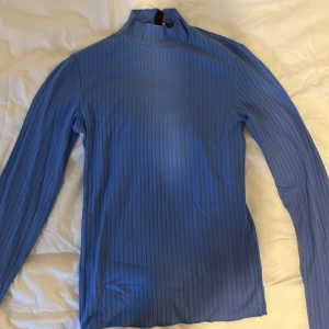 Blå tajt långärmad topp - Blå tajt tröja från newyorker,stl xs,färgen är ljusare i verkligheten än på bilden