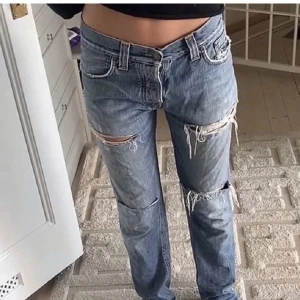 Ett par extremt snygga lågmidjade jeans  - Extremt snygga lågmidjade jeans säljer pga av att de blivit för små och de är så snygga så Vill it bara låta de ligga, de är helt perfekta och önskar att de fof passa. 