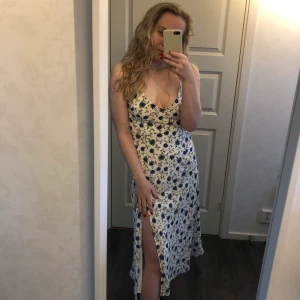 Klänning  - Oanvänd klänning från NAKD med slits och fina detaljer 😍 knyterna baktill går att justera så att de passar just dig. Storlek 34 men passar storlek 32-36 skulle jag säga. Jag är ca 160 för referens ❤️