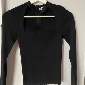Svart tröja - Svart lite festligare tröja med en urringning🥰