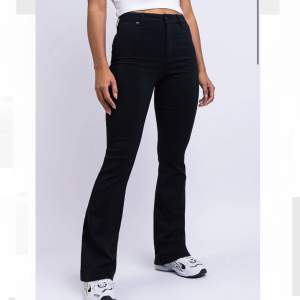 Svarta Jeans från Madlady. Aldrig använda, helt nya 🌷Egna bilder kan skickas 🥰 Nypris 599kr