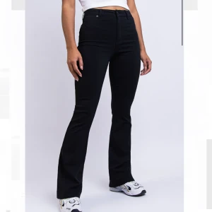 Jeans Madlady - Svarta Jeans från Madlady. Aldrig använda, helt nya 🌷Egna bilder kan skickas 🥰 Nypris 599kr